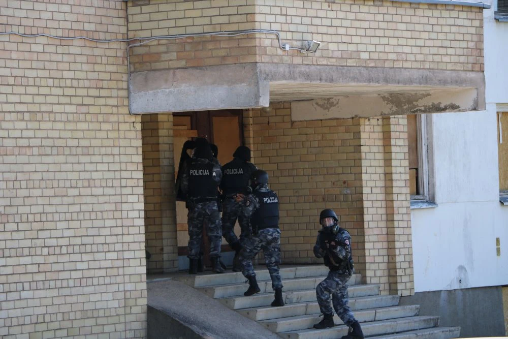 Priešiškos jėgos įsiveržė į policijos pastatą