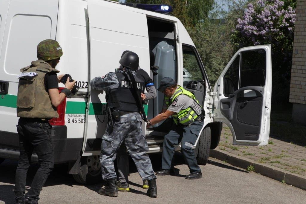 Priešiškos jėgos įsiveržė į policijos pastatą