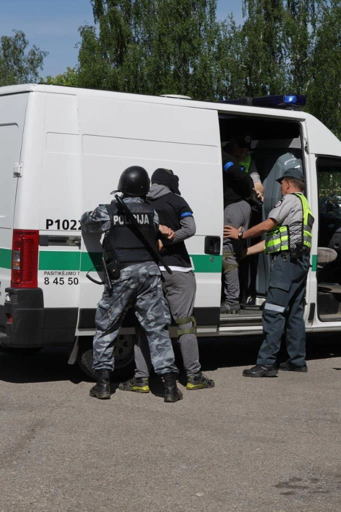 Priešiškos jėgos įsiveržė į policijos pastatą