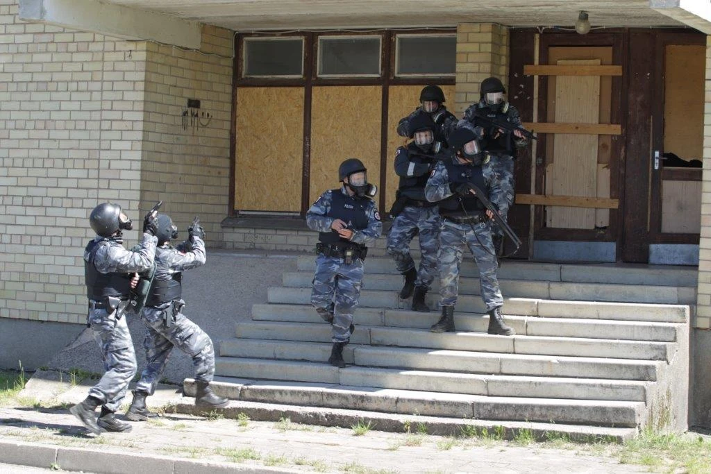 Priešiškos jėgos įsiveržė į policijos pastatą