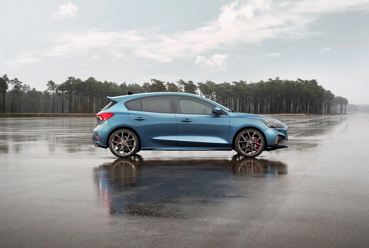 Keturiasdešimt „Ford Focus“ atspalvių
