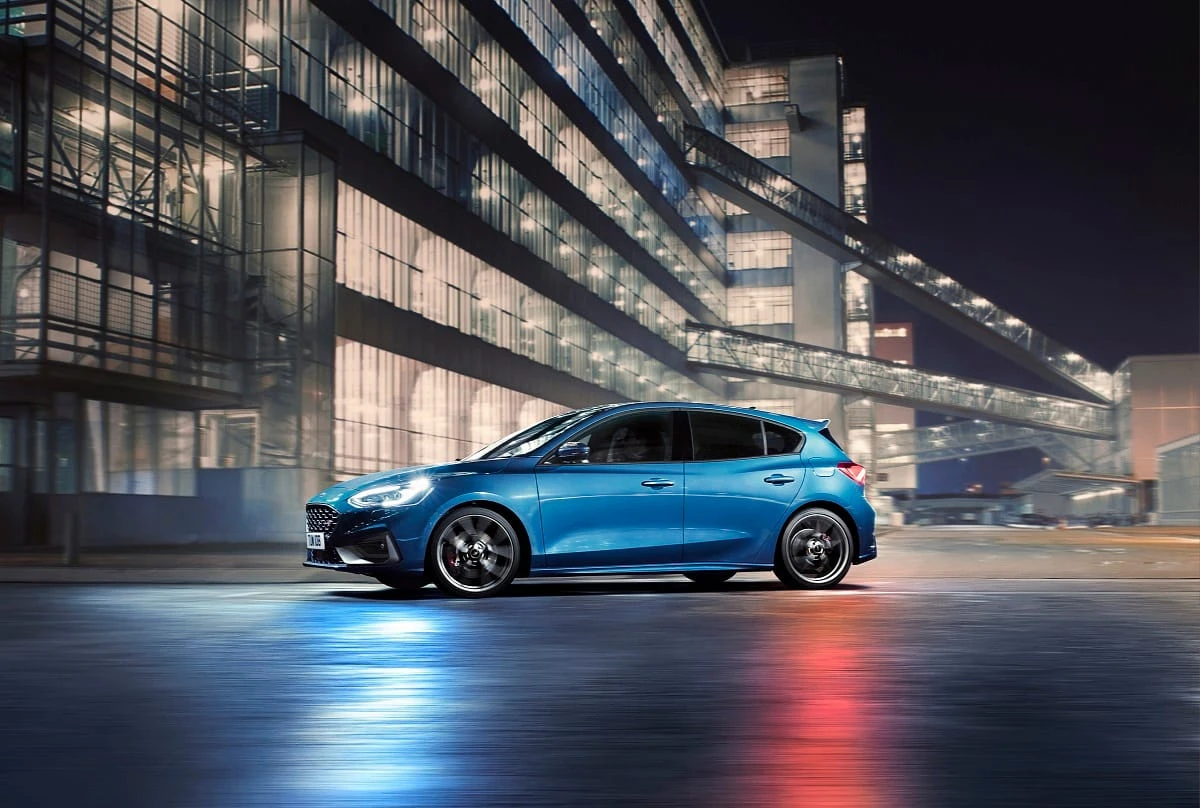 Keturiasdešimt „Ford Focus“ atspalvių