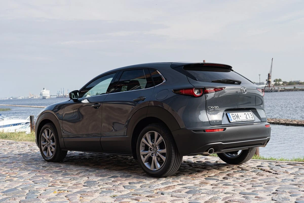 Visiškai naujas kompaktiškas miesto visureigis „Mazda CX-30“ atvyko į Lietuvą