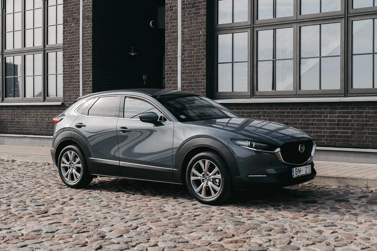 Visiškai naujas kompaktiškas miesto visureigis „Mazda CX-30“ atvyko į Lietuvą
