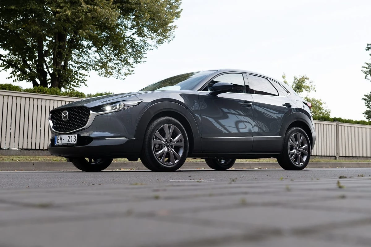 Visiškai naujas kompaktiškas miesto visureigis „Mazda CX-30“ atvyko į Lietuvą
