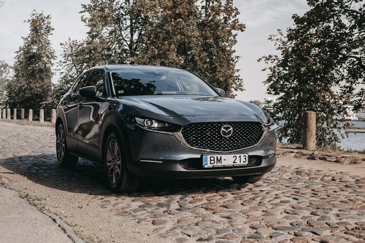 Visiškai naujas kompaktiškas miesto visureigis „Mazda CX-30“ atvyko į Lietuvą