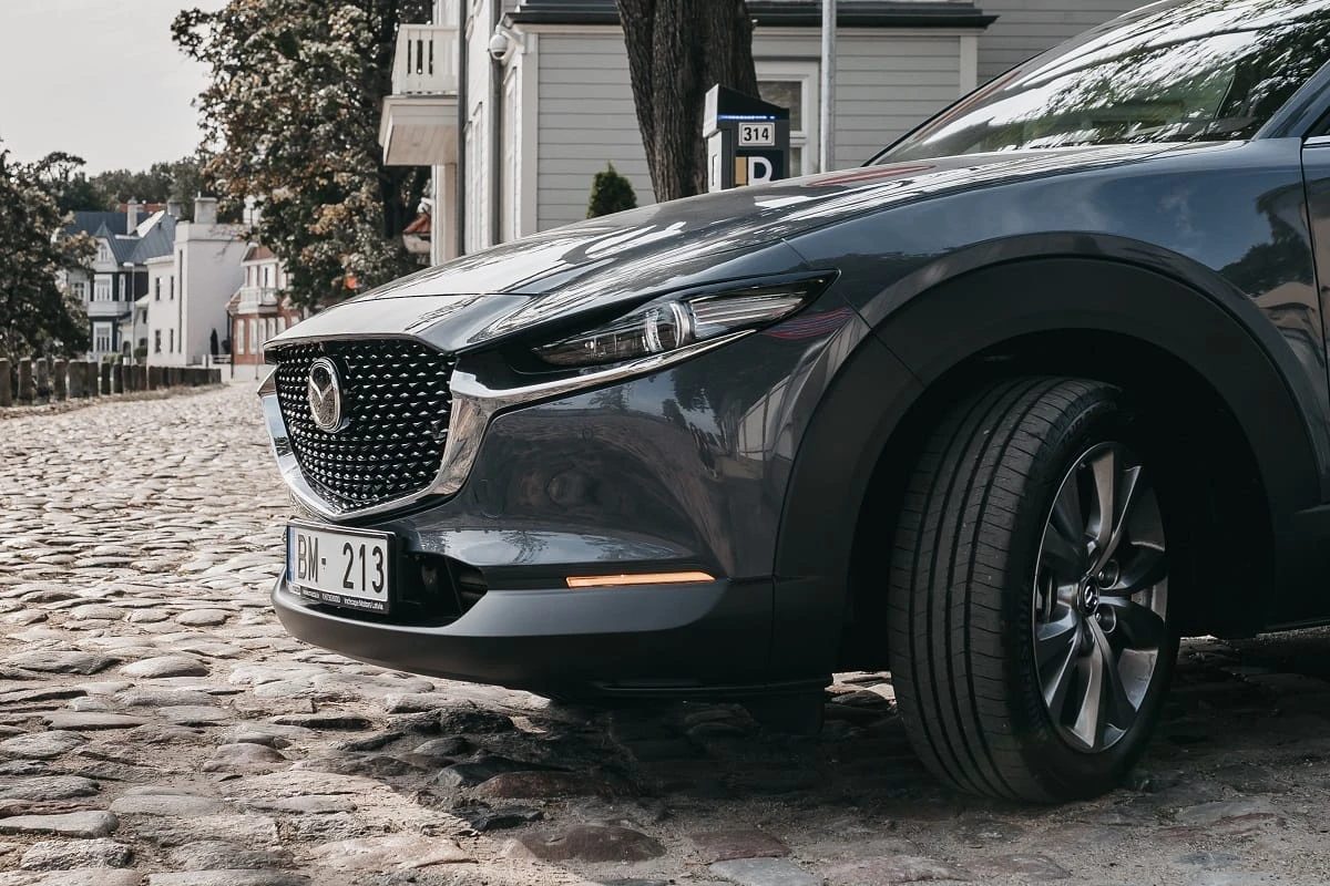 Visiškai naujas kompaktiškas miesto visureigis „Mazda CX-30“ atvyko į Lietuvą