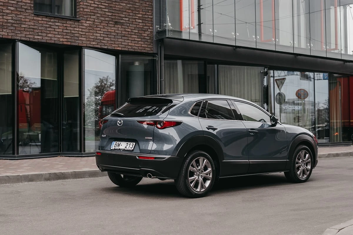 Visiškai naujas kompaktiškas miesto visureigis „Mazda CX-30“ atvyko į Lietuvą
