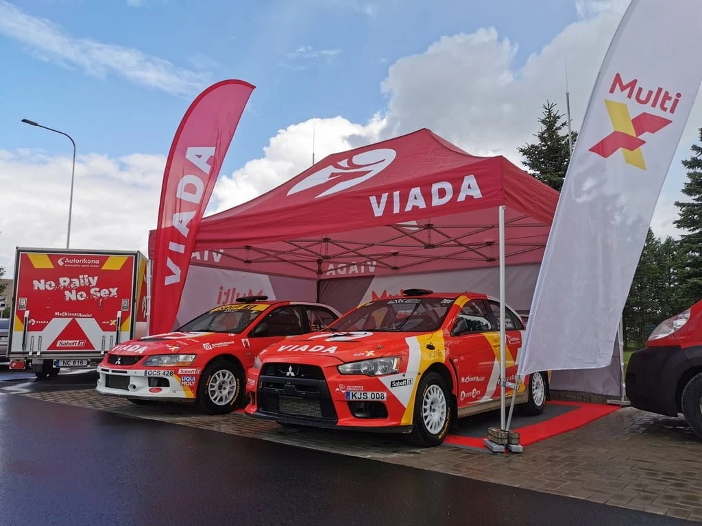 „Viada“ degalinės atidaryme Rokiškyje – ralio automobilių ekspozicija