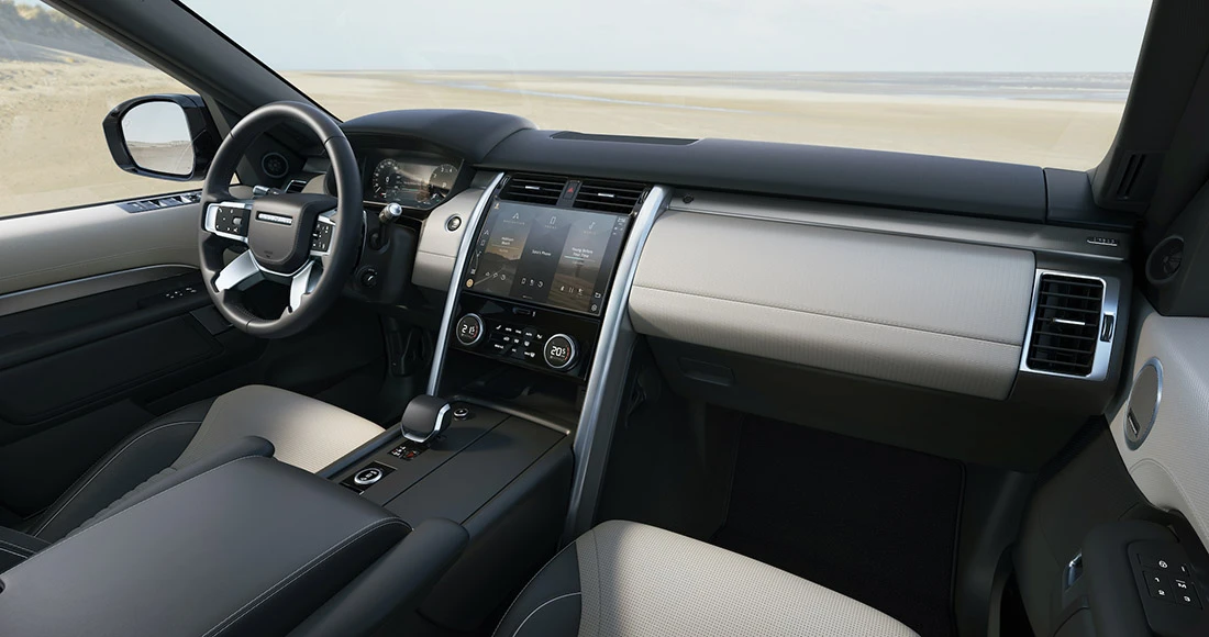 Atnaujintas „Land Rover Discovery“ – dar patogesnis visiems septyniems keleiviams