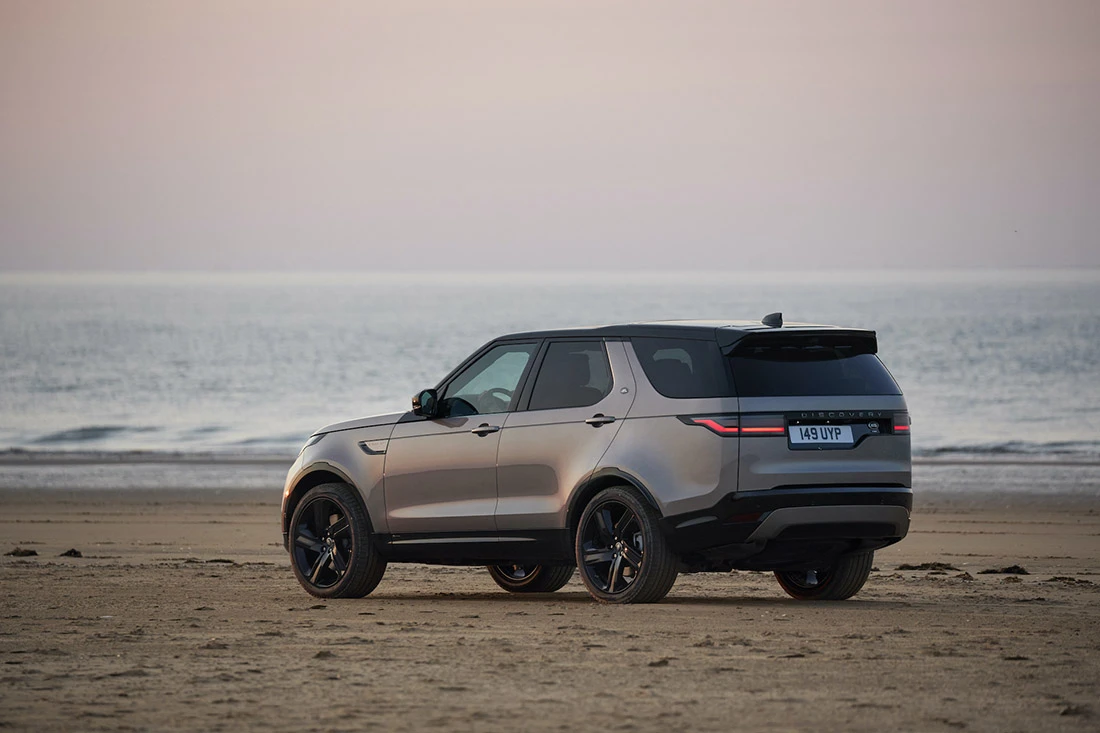 Atnaujintas „Land Rover Discovery“ – dar patogesnis visiems septyniems keleiviams
