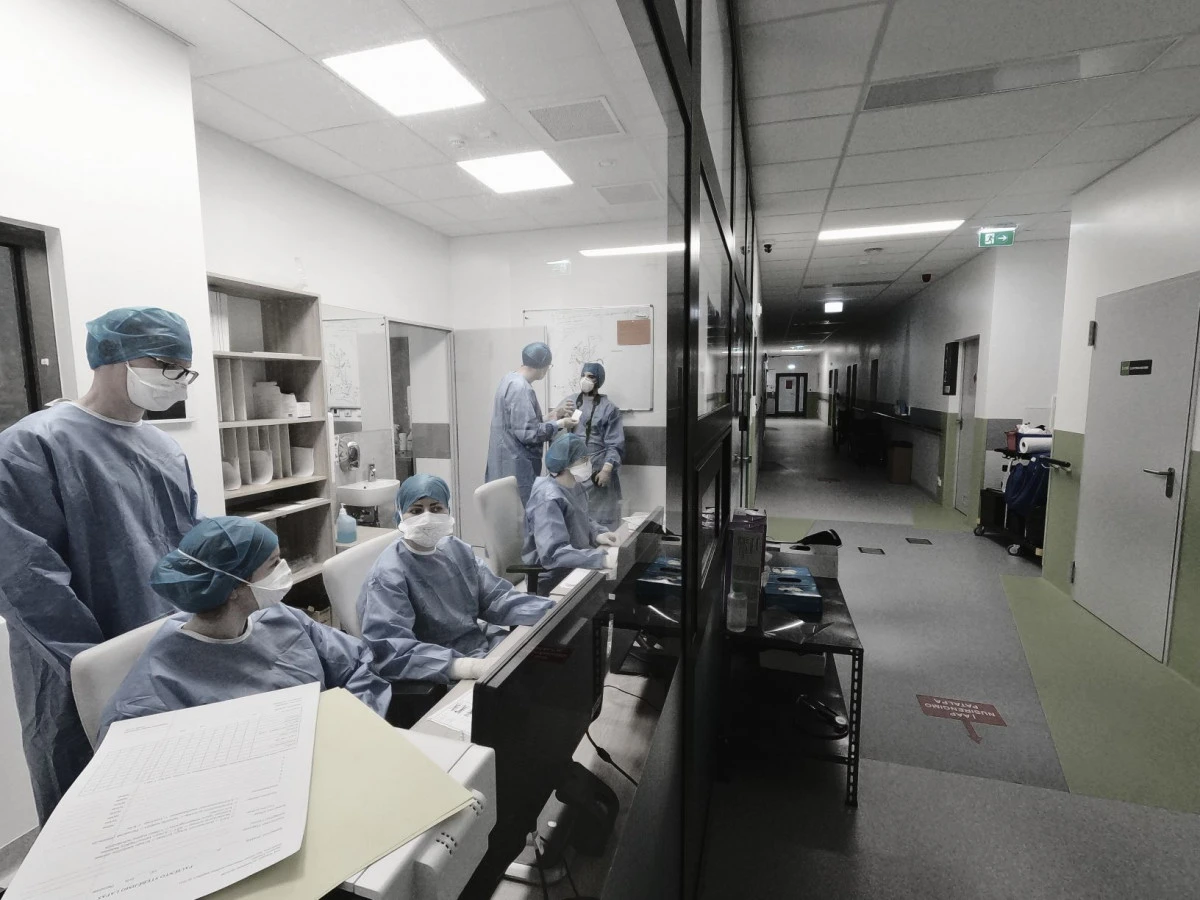 LRT TELEVIZIJOS eteryje R. Bružo dokumentinis filmas „Diena reaktoriuje“ apie medikų kovą su CODIV-19