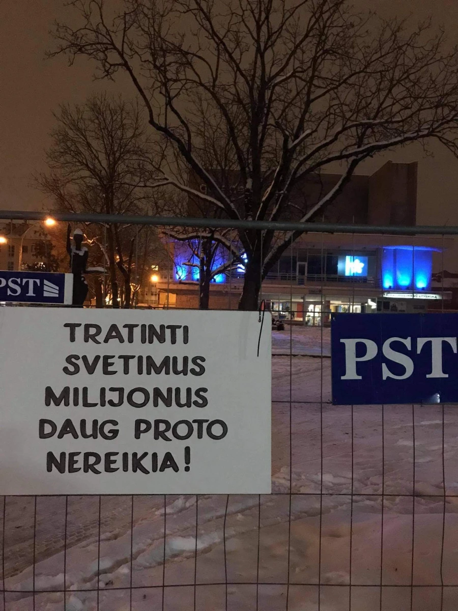Nuversti ruošiamo „Garso” aptvaras „papuoštas” protesto plakatais