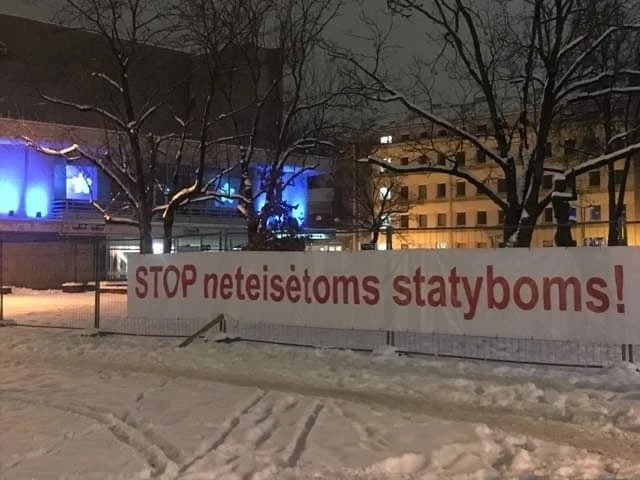 Nuversti ruošiamo „Garso” aptvaras „papuoštas” protesto plakatais