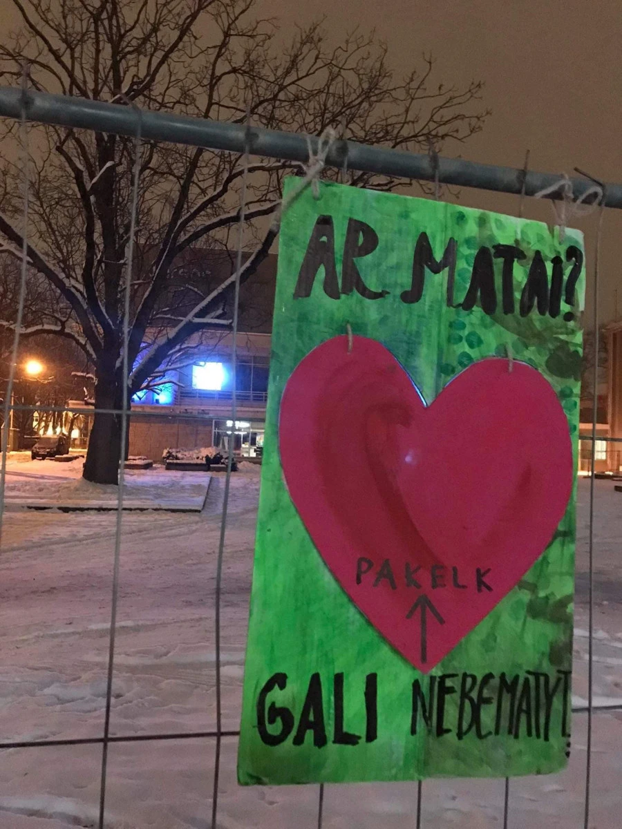 Nuversti ruošiamo „Garso” aptvaras „papuoštas” protesto plakatais