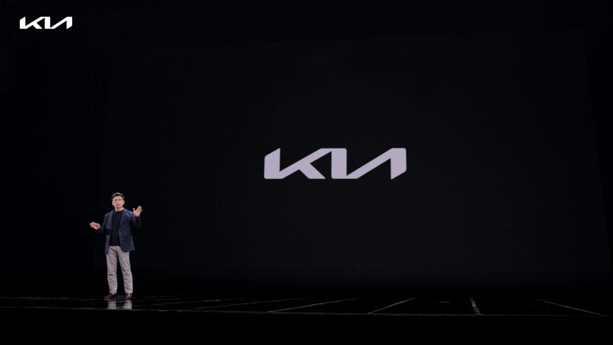 Prekės ženklą atnaujinusi „Kia“ atskleidė planus: 7 elektromobiliai ir ateities mobilumo vizija