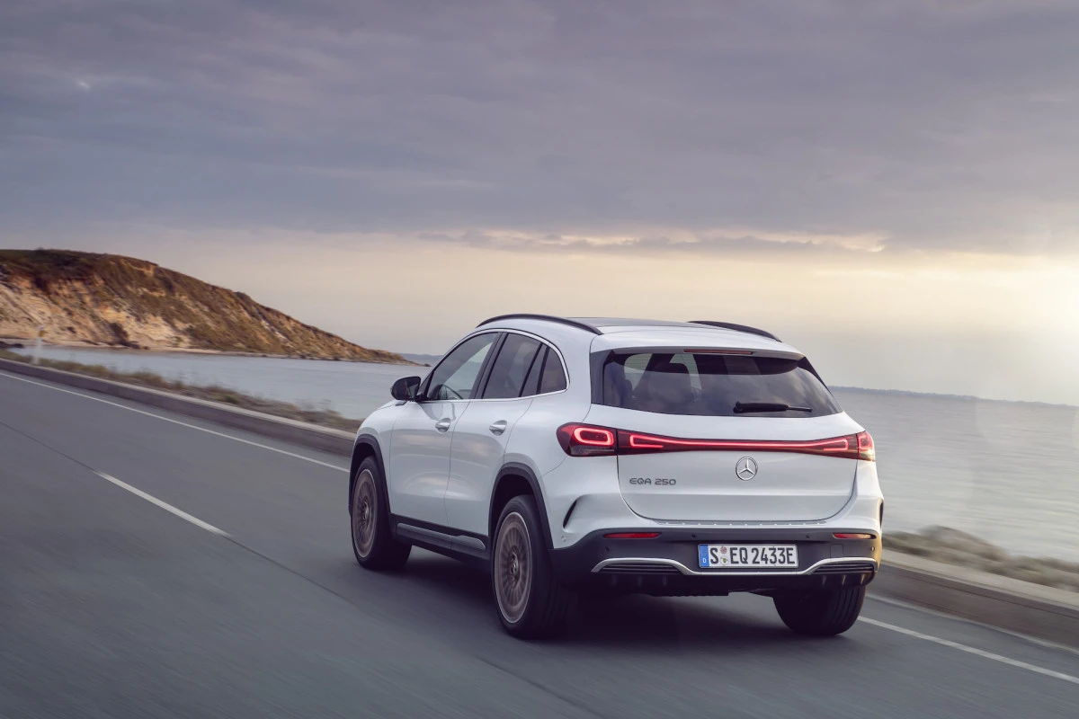 „Mercedes-Benz“ žengia į elektrinių krosoverių segmentą ir pristato naująjį EQA