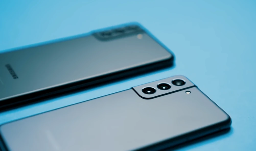Naujoji „Samsung Galaxy S21“ serija: nuo plokščio ekrano, atnaujintų kamerų iki dirbtinio intelekto galimybių
