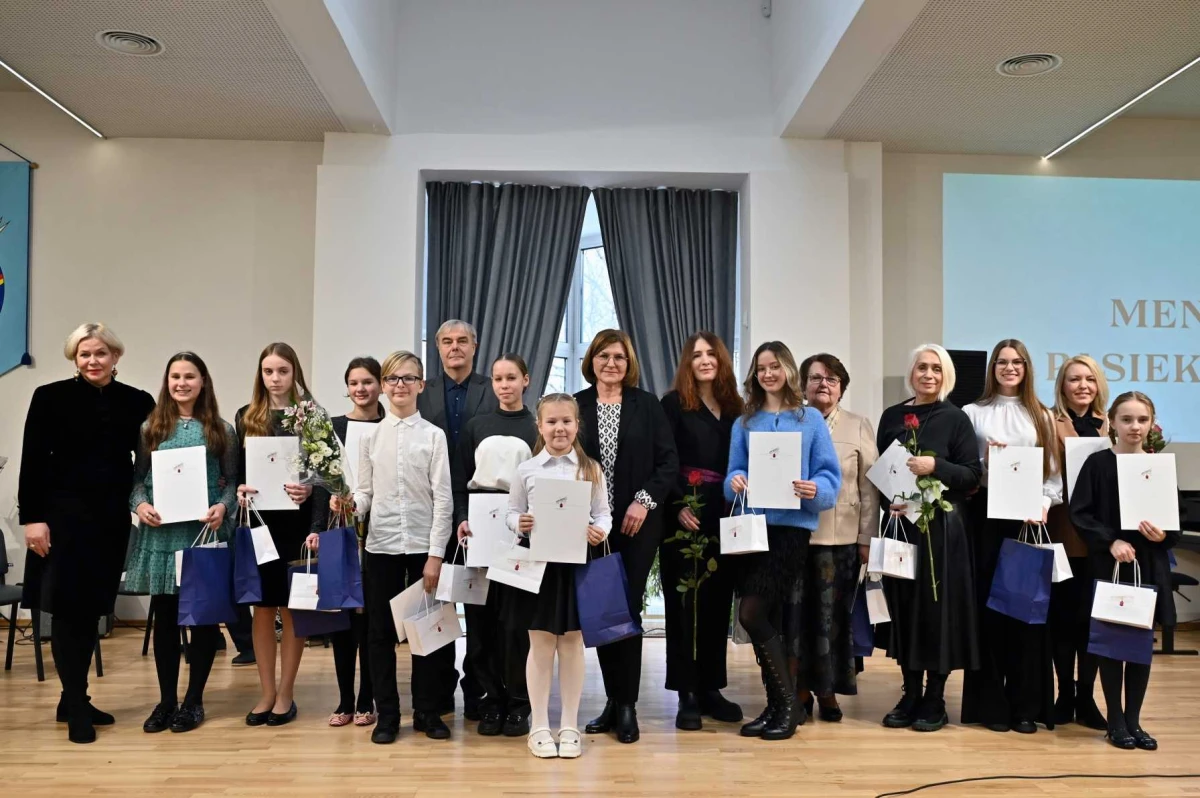 Pasveikinti gabiausieji Panevėžio moksleiviai ir jų mokytojai