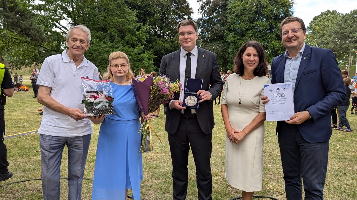 Nuotraukoje iš kairės Vidas Mačiulis Danguolė Bunikienė Kęstutis Knizikevičius Astra Korsakienė ir Dainius Radzevičius 2024 08 03 Filmo „Kai baltas Vytis pakils“ kūrėjams įteikta A. Macijausko premija