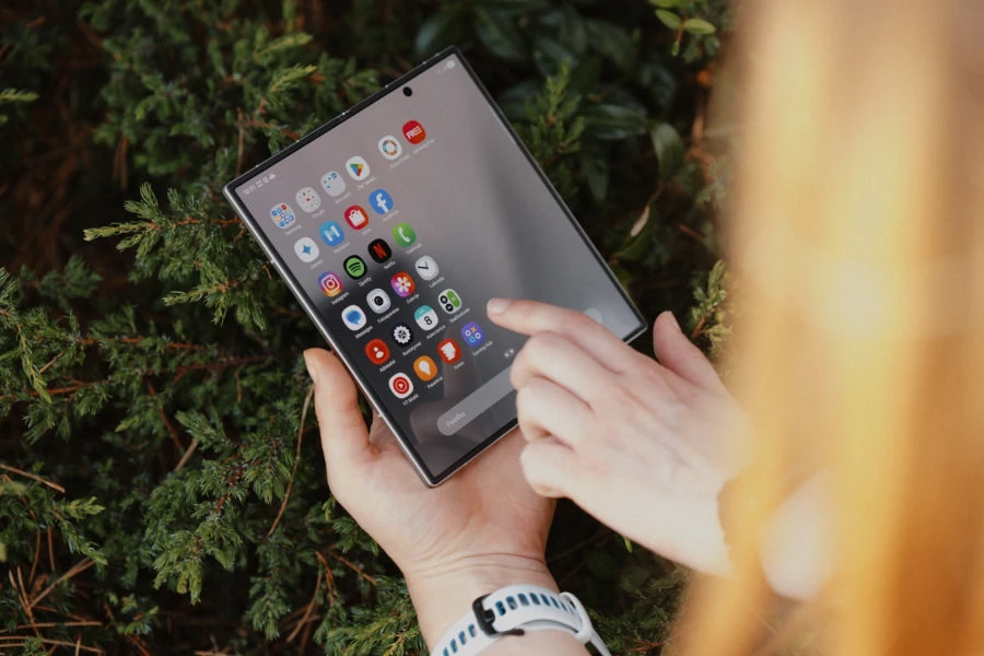 „Samsung“ pristatė naują sulenkiamų išmaniųjų kartą: prie „Galaxy Flip7“ ir „Galaxy Fold7“ jungiasi dar vienas modelis