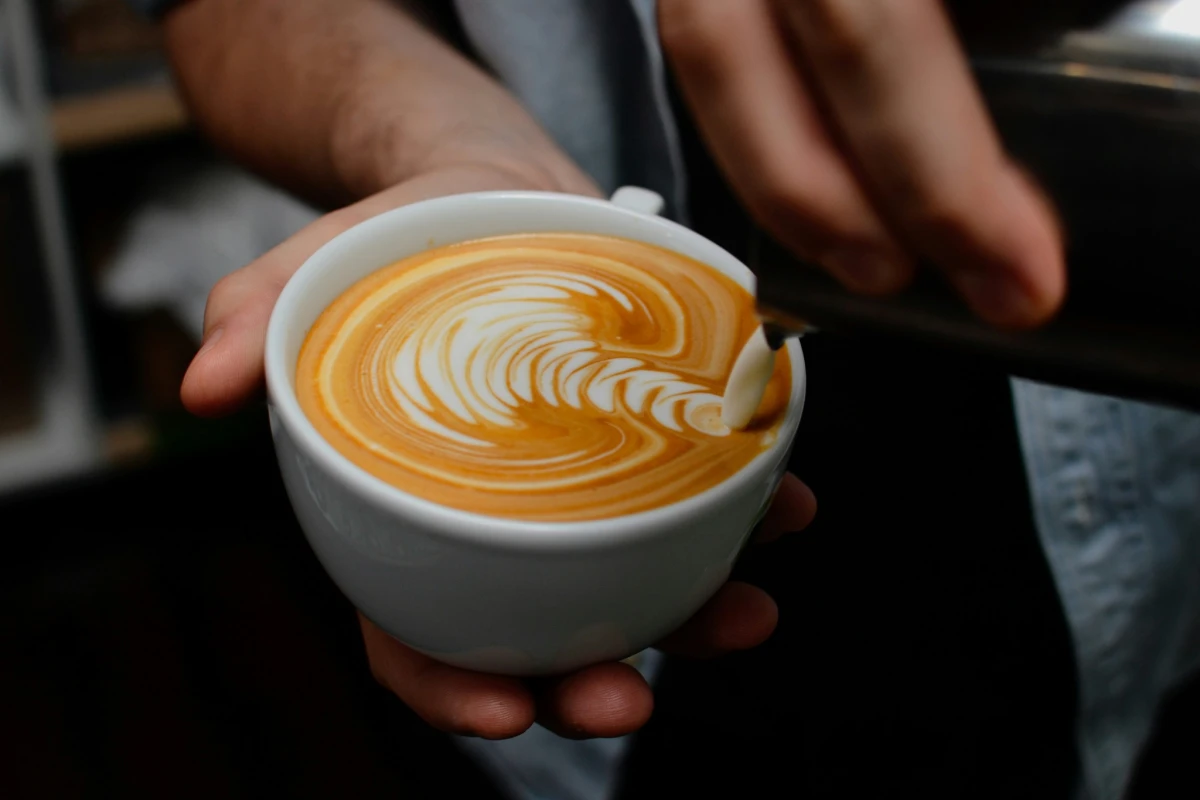 Kas yra Flat White? Tobulo balanso paieškos kavos puodelyje