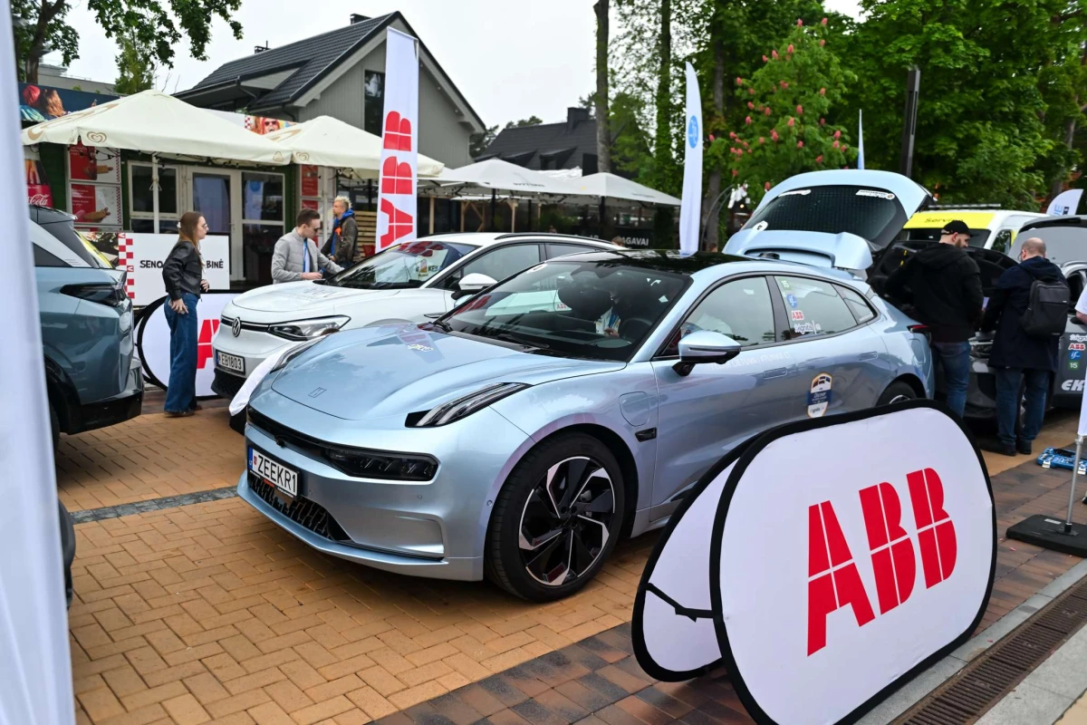 Elektromobilių įkrovimo stotelių evoliucija: nuo metalinės dėžės iki informacijos centro